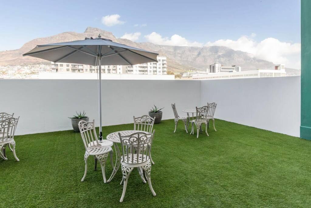 Contemporary Arty Studio Balcony Mountain Views ケープタウン エクステリア 写真
