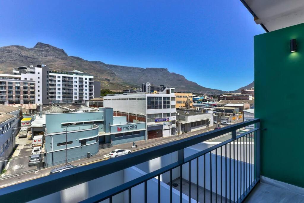 Contemporary Arty Studio Balcony Mountain Views ケープタウン エクステリア 写真